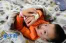 事故中受伤的幼儿在贵溪市人民医院接受治疗12月24日摄。 新华社记者 周科