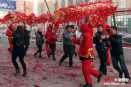 家长组成的舞龙队表演拉开了天津华夏未来双语幼儿园迎新年活动序幕