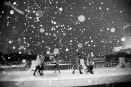 3日晚9时，宁波市区下起鹅毛大雪，江厦桥上的市民冒雪回家。