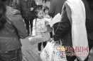 3岁女孩患地中海贫血症 幼儿园上街募集4万多