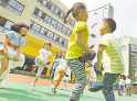 5月20日,在江津区几江幼儿园,小朋友通过各种游戏感受生活、享受快乐。当日,全国学前教育宣传月活动在这里正式启动。记者