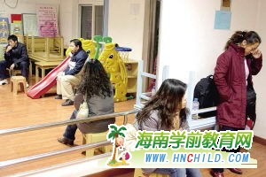 前晚10点，家长们在幼儿园活动室内等待园方回复。本报实习生吴家翔摄