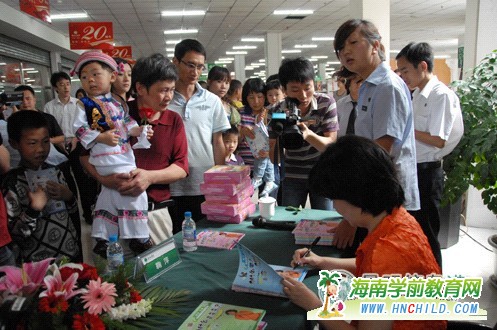 鞠萍姐姐携其新书《妈妈，这是为什么呢？》在昆举办签售活动。供图