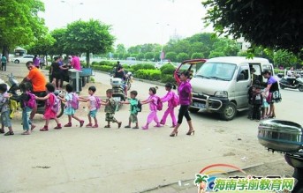 海南：小面包车当校车 里面竟塞了20幼儿(图)