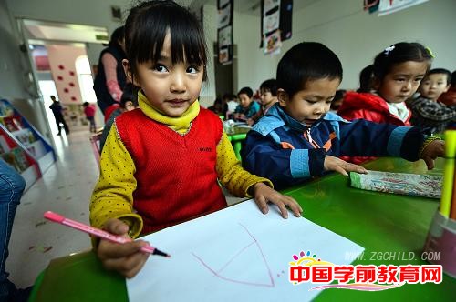 11月15日,青海黄南州幼儿园的孩子在绘画课上画画。近年来,青海黄南藏族自治州认真落实三江源地区学前教育政策,建立健全政府主导、社会参与、民办公助、村办公助的办园体制,将学前教育纳入教育总体发展规划。今年,黄南藏族自治州共投入资金4725万元建设幼儿园74所,建设面积8万平方米。目前,全州已开办幼儿园106所,在园幼儿近7000人,全州学前教育入园率达到88%。新华社发(吴刚 摄)