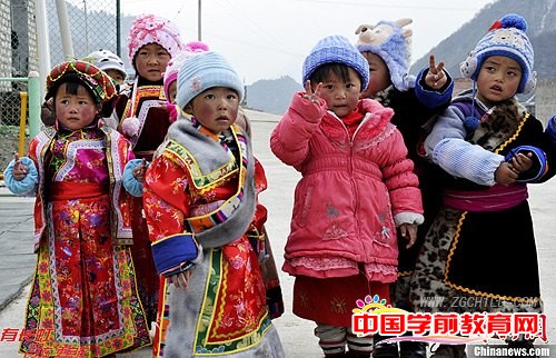图为理县上孟乡木尼村幼儿园里天真烂漫的藏族小朋友。安源摄