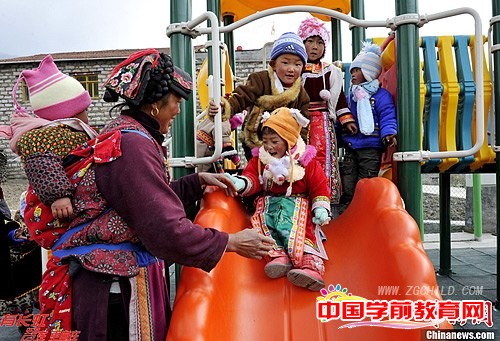 图为理县上孟乡木尼村幼儿园里天真烂漫的藏族小朋友。安源摄