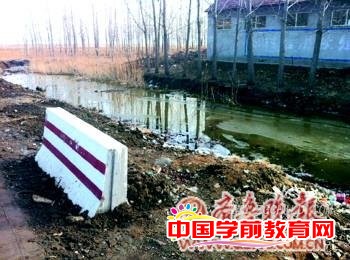 山东一幼儿园“临时校车”翻入水沟 至少两儿童死