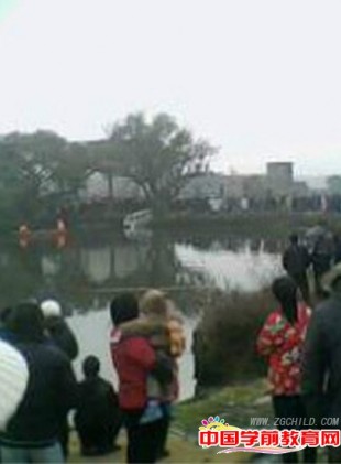 江西幼儿园校车侧翻落水 11名儿童遇难(图)