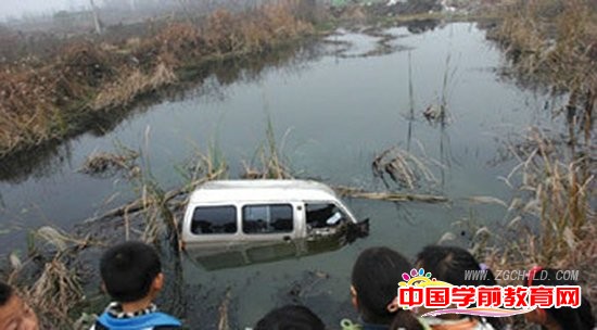 江西幼儿园校车侧翻坠入水塘 已有11人遇难