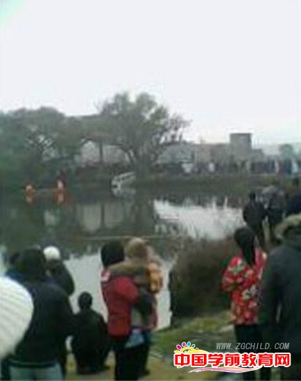 江西幼儿园校车侧翻坠入水塘 已有11人遇难