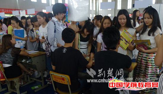 每年这个时候，江汉艺术职业学院都呈现出就业“盛况”，以学生选择为主的幼师就业市场。
