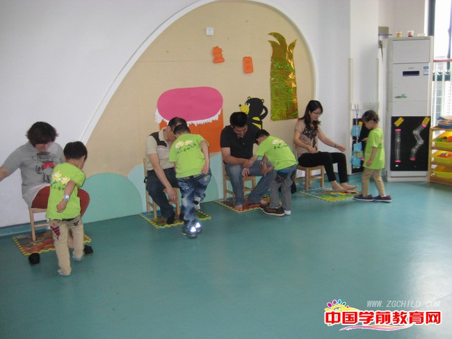 快乐童真的亲子游戏:穿大鞋
