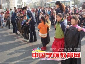 快乐的幼儿园亲子游戏:我给爸爸妈妈穿衣服