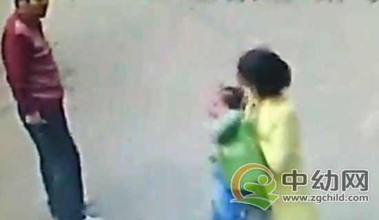 事发后,经过排查,警方已找到了当事男子,该男子疑似有精神类疾病。蹊跷的是,22日凌晨,男子从自家楼上坠亡。知情人说,男子抢夺小孩时应处于犯病状态。