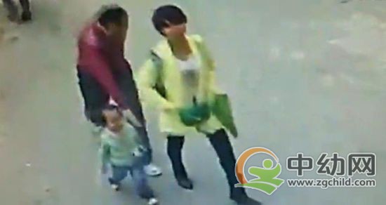 据陕西新闻网10月24日报，10月21日，陕西西安，一位女子带着小孩到达幼儿园附近时，回头望向身后的孩子，发现一个成年人正在试图抱起抢走她的孩子。