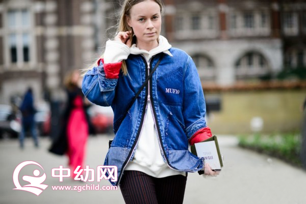 连帽卫衣怎么搭配好看 魅力女孩都需要的个性街拍LOOK