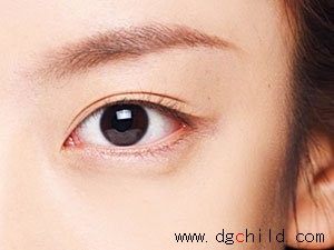 珠光彩色眼影 眼妆迷倒一片