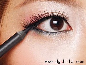 珠光彩色眼影 眼妆迷倒一片
