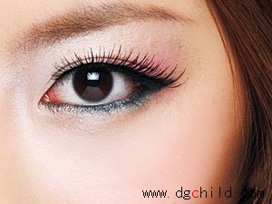 珠光彩色眼影 眼妆迷倒一片