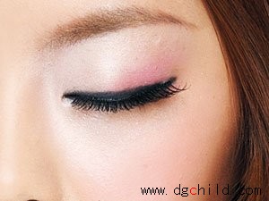 珠光彩色眼影 眼妆迷倒一片