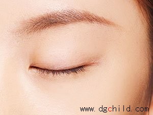 珠光彩色眼影 眼妆迷倒一片