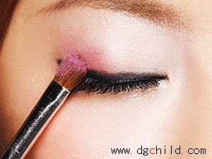 珠光彩色眼影 眼妆迷倒一片