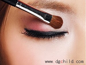珠光彩色眼影 眼妆迷倒一片