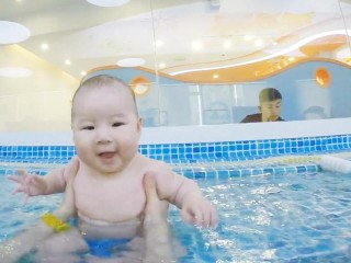 5个月Baby示范如何淡定潜水