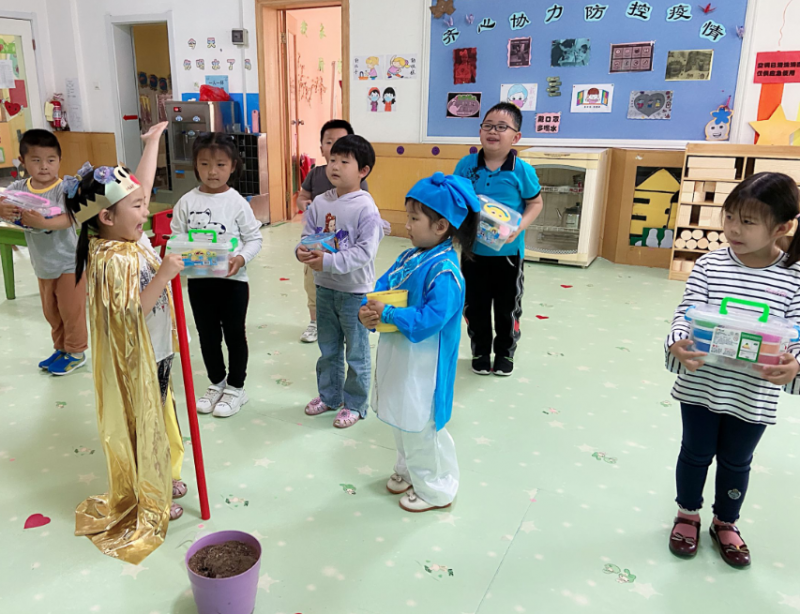 国王听到宋金的话,高兴的笑起来了,他说:找到啦,找到啦,我要找一个诚实的孩子当国王,你是诚实的孩子,我让你做将来的国王。